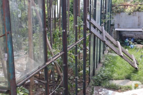 «Перша думка – приліт»: як виглядає постраждалий будинок в Рівному та як мешканці оговтуються від російської атаки10