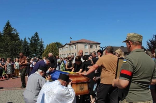 Понад рік вважали зниклим безвісти: у Рожищі попрощалися із захисником України Миколою Катеринюком9