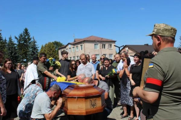 Понад рік вважали зниклим безвісти: у Рожищі попрощалися із захисником України Миколою Катеринюком11