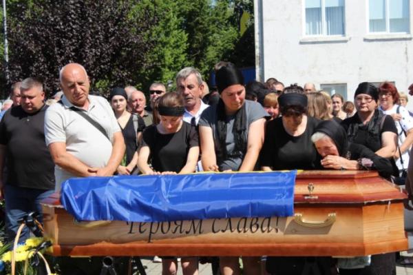 Понад рік вважали зниклим безвісти: у Рожищі попрощалися із захисником України Миколою Катеринюком4