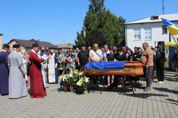 Понад рік вважали зниклим безвісти: у Рожищі попрощалися із захисником України Миколою Катеринюком5