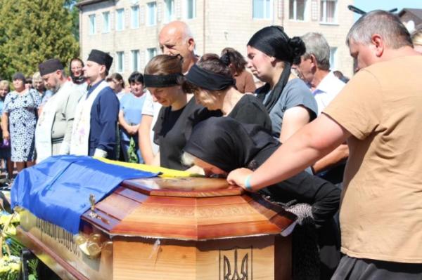Понад рік вважали зниклим безвісти: у Рожищі попрощалися із захисником України Миколою Катеринюком7