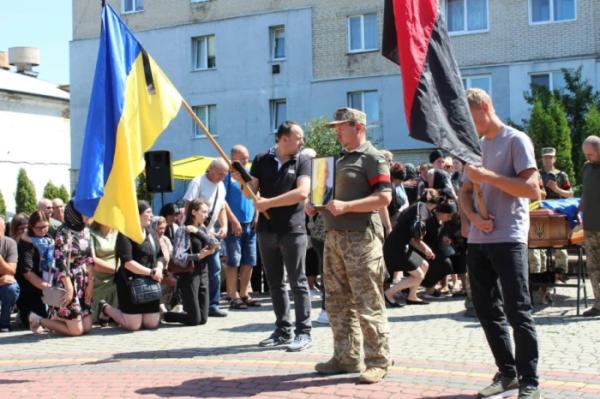 Понад рік вважали зниклим безвісти: у Рожищі попрощалися із захисником України Миколою Катеринюком12