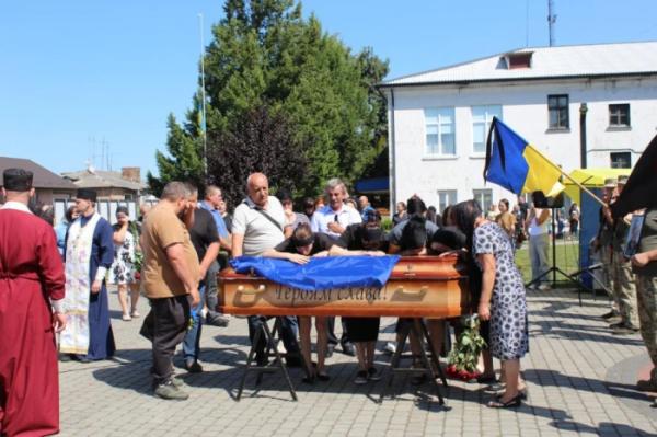 Понад рік вважали зниклим безвісти: у Рожищі попрощалися із захисником України Миколою Катеринюком3