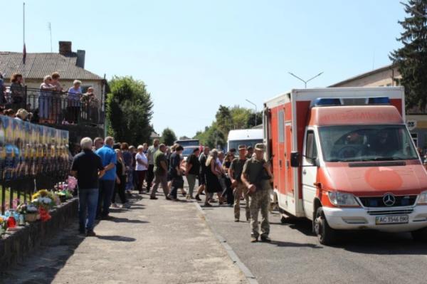 Понад рік вважали зниклим безвісти: у Рожищі попрощалися із захисником України Миколою Катеринюком13