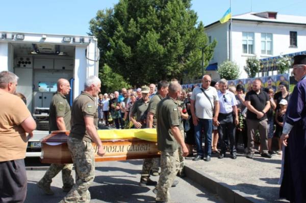 Понад рік вважали зниклим безвісти: у Рожищі попрощалися із захисником України Миколою Катеринюком2
