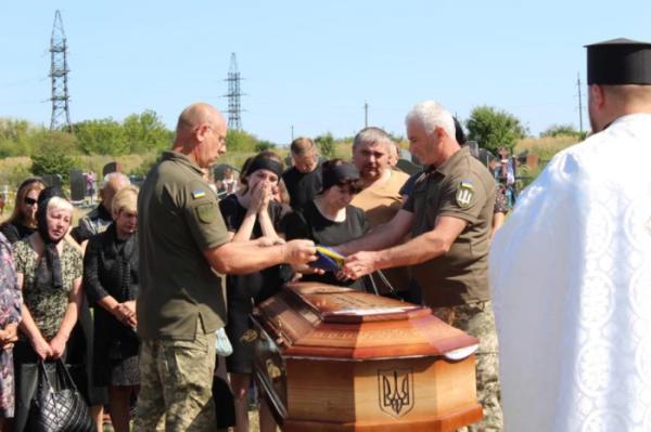 Понад рік вважали зниклим безвісти: у Рожищі попрощалися із захисником України Миколою Катеринюком19