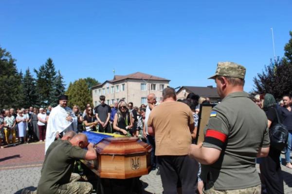 Понад рік вважали зниклим безвісти: у Рожищі попрощалися із захисником України Миколою Катеринюком10
