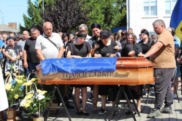 Понад рік вважали зниклим безвісти: у Рожищі попрощалися із захисником України Миколою Катеринюком6