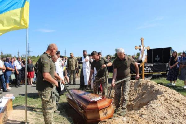Понад рік вважали зниклим безвісти: у Рожищі попрощалися із захисником України Миколою Катеринюком21