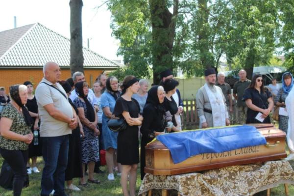 Понад рік вважали зниклим безвісти: у Рожищі попрощалися із захисником України Миколою Катеринюком15