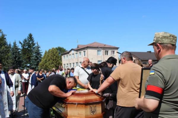 Понад рік вважали зниклим безвісти: у Рожищі попрощалися із захисником України Миколою Катеринюком8