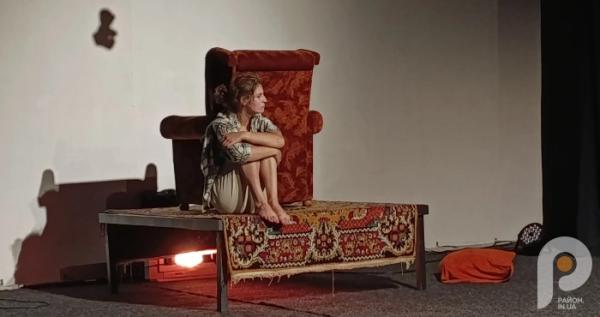 Вистава «Хованка» за п'єсою «Попіл» іспанського драматурга Льятцера Ґарсії від незалежного театру «Гармидер»