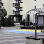 Суд у Чехії не визнав злочином малювання українського прапора перед будівлею посольства РФ