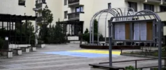 Суд у Чехії не визнав злочином малювання українського прапора перед будівлею посольства РФ