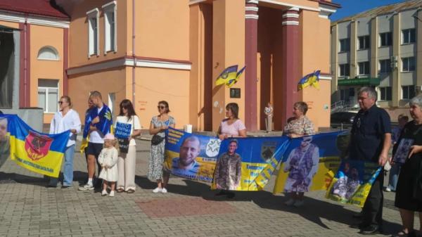 Світло надії в темряві невідомості: Острог долучився до Міжнародного дня зниклих безвісти11
