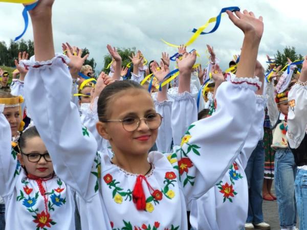 У День Незалежності у Ковелі відбулася хода з прапорами бойових підрозділів та патріотичний флешмоб20
