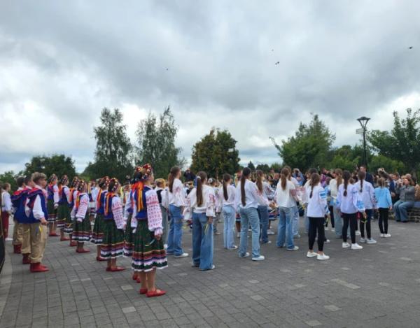 У День Незалежності у Ковелі відбулася хода з прапорами бойових підрозділів та патріотичний флешмоб18