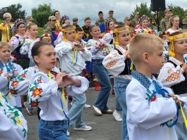 У День Незалежності у Ковелі відбулася хода з прапорами бойових підрозділів та патріотичний флешмоб2