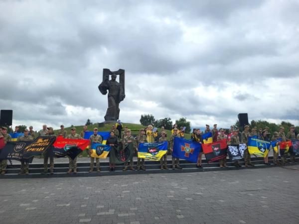У День Незалежності у Ковелі відбулася хода з прапорами бойових підрозділів та патріотичний флешмоб16
