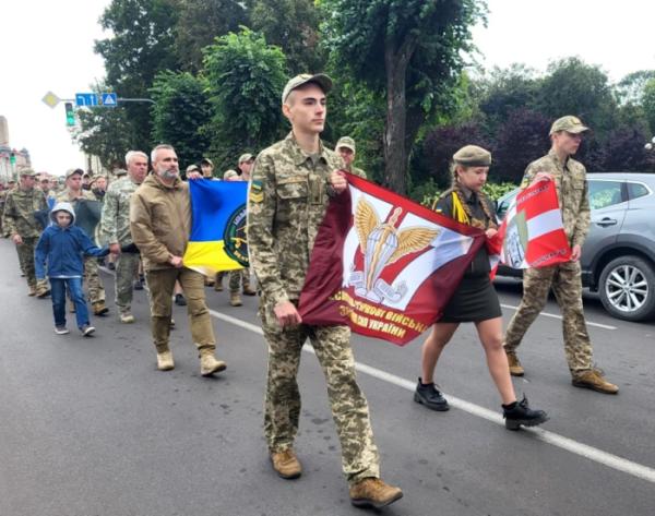 У День Незалежності у Ковелі відбулася хода з прапорами бойових підрозділів та патріотичний флешмоб10