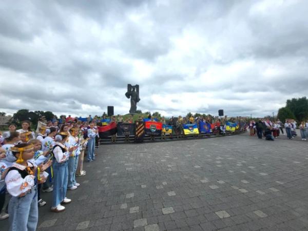 У День Незалежності у Ковелі відбулася хода з прапорами бойових підрозділів та патріотичний флешмоб5