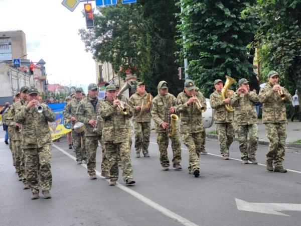 У День Незалежності у Ковелі відбулася хода з прапорами бойових підрозділів та патріотичний флешмоб7