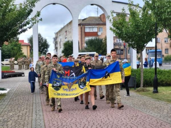 У День Незалежності у Ковелі відбулася хода з прапорами бойових підрозділів та патріотичний флешмоб12