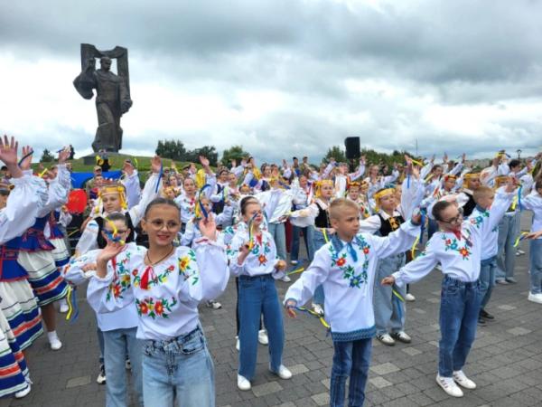 У День Незалежності у Ковелі відбулася хода з прапорами бойових підрозділів та патріотичний флешмоб19