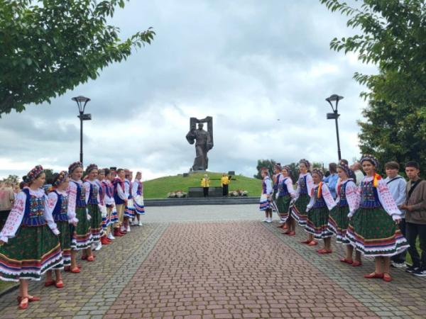 У День Незалежності у Ковелі відбулася хода з прапорами бойових підрозділів та патріотичний флешмоб14