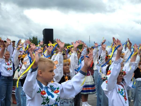 У День Незалежності у Ковелі відбулася хода з прапорами бойових підрозділів та патріотичний флешмоб17