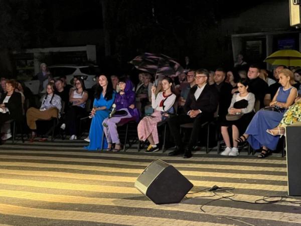 У Хусті Закарпатський обласний театр драми та комедії відкрив дев'ятий сезон концертом просто неба. Фото Департаменту культури Закарпатської ОДА3