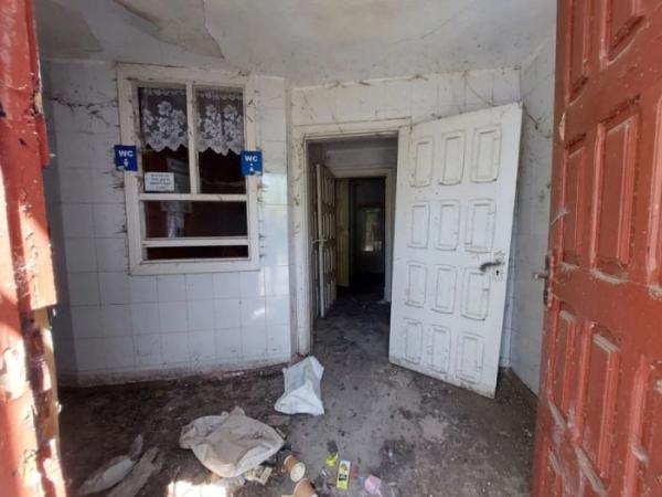 У Луцьку фармацевтична компанія купила з аукціону будівлю громадської вбиральні5