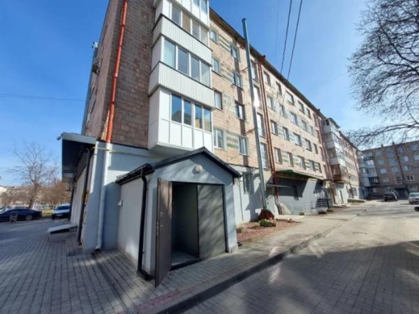 У Луцьку фармацевтична компанія купила з аукціону будівлю громадської вбиральні4
