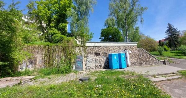 У Луцьку фармацевтична компанія купила з аукціону будівлю громадської вбиральні