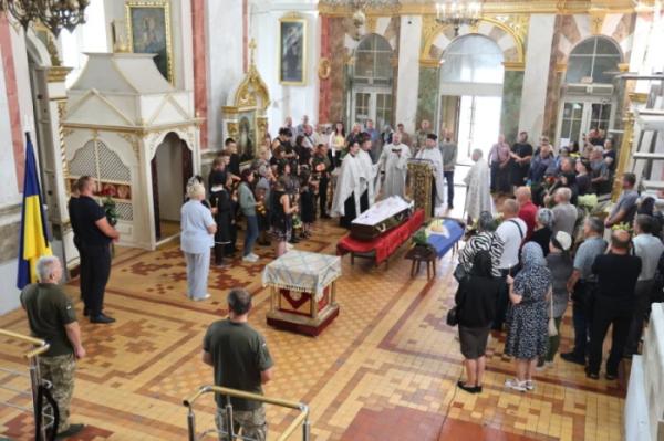 У Луцьку в останню дорогу провели Олексія Бондаря11