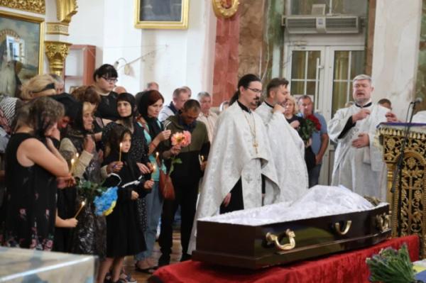 У Луцьку в останню дорогу провели Олексія Бондаря12