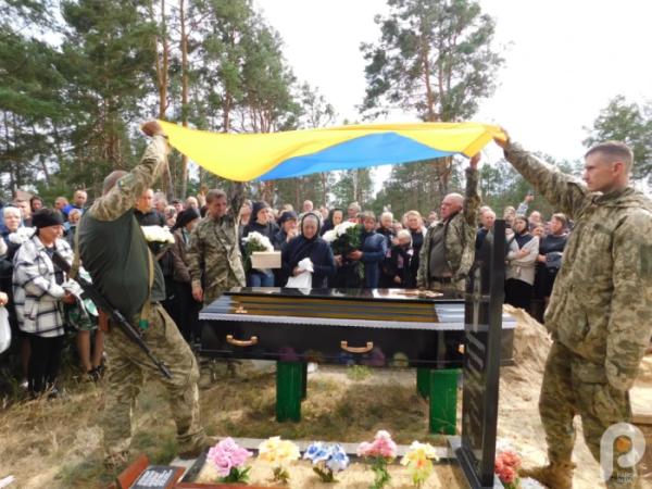 У Новорічиці попрощалися зі захисником України Миколою Шрамовичем12