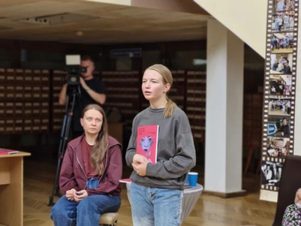 Презентація книги «Жити попри все: розповіді жінок про війну, 2014 та 2022» у Рівному. Фото з фейсбук-сторінки Рівненської обласної бібліотеки1