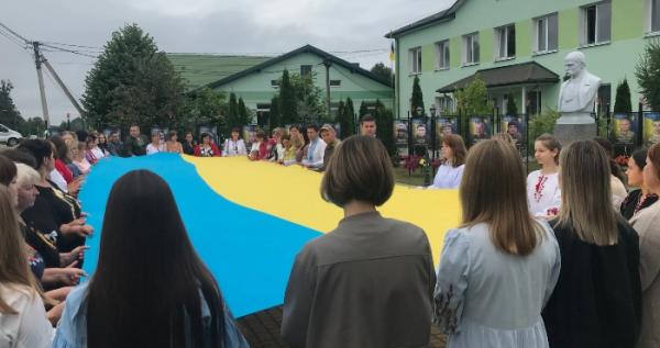 У селі Дубове колишній військовополонений урочисто підняв український прапор