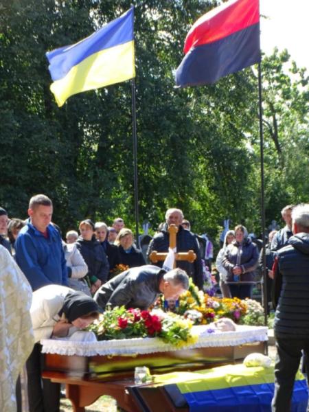 У селі Осьмиговичі попрощалися із захисником Сергієм Гонтарем20