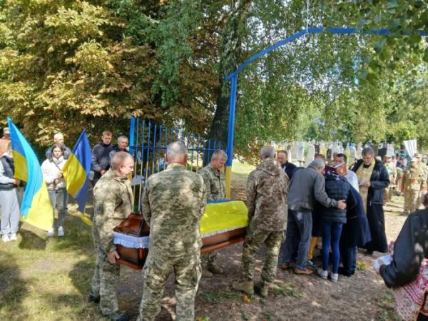 У селі Осьмиговичі попрощалися із захисником Сергієм Гонтарем14