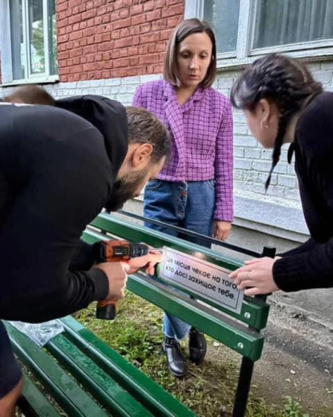У Шептицькому з'явилися лавочки з нагадуванням про захисників13