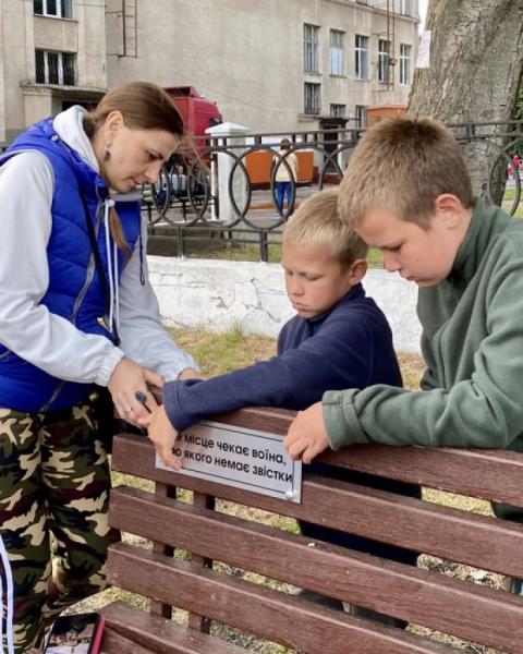 У Шептицькому з'явилися лавочки з нагадуванням про захисників4