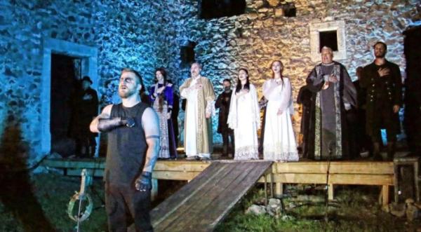 У замку на Закарпатті для 400 глядачів показали трагедію за Шекспіром8
