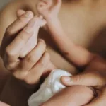 Українка народила за кордоном: як отримати державну допомогу на дитину