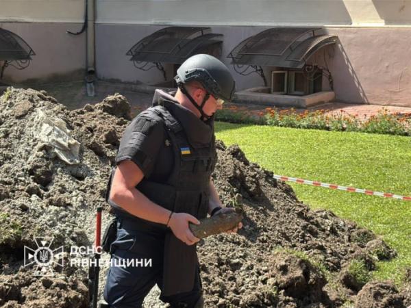 В Острозі під час земляних робіт знайшли старий артилерійський снаряд1