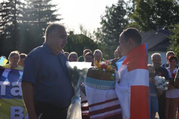 Вишнівська громада зустріла свого воїна з російського полону12