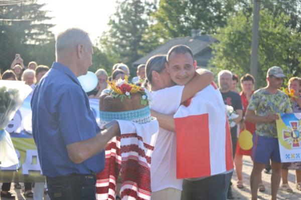 Вишнівська громада зустріла свого воїна з російського полону8