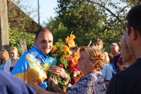 Вишнівська громада зустріла свого воїна з російського полону11